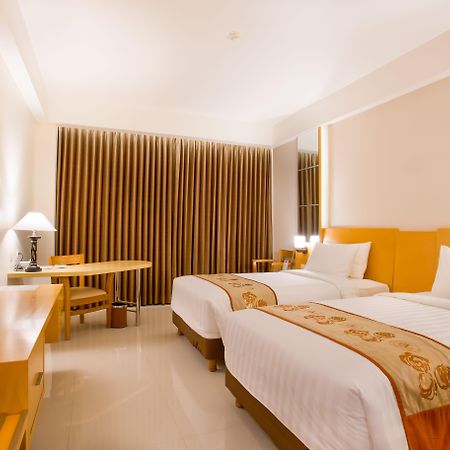 Golden Palace Hotel Lombok Mataram Esterno foto