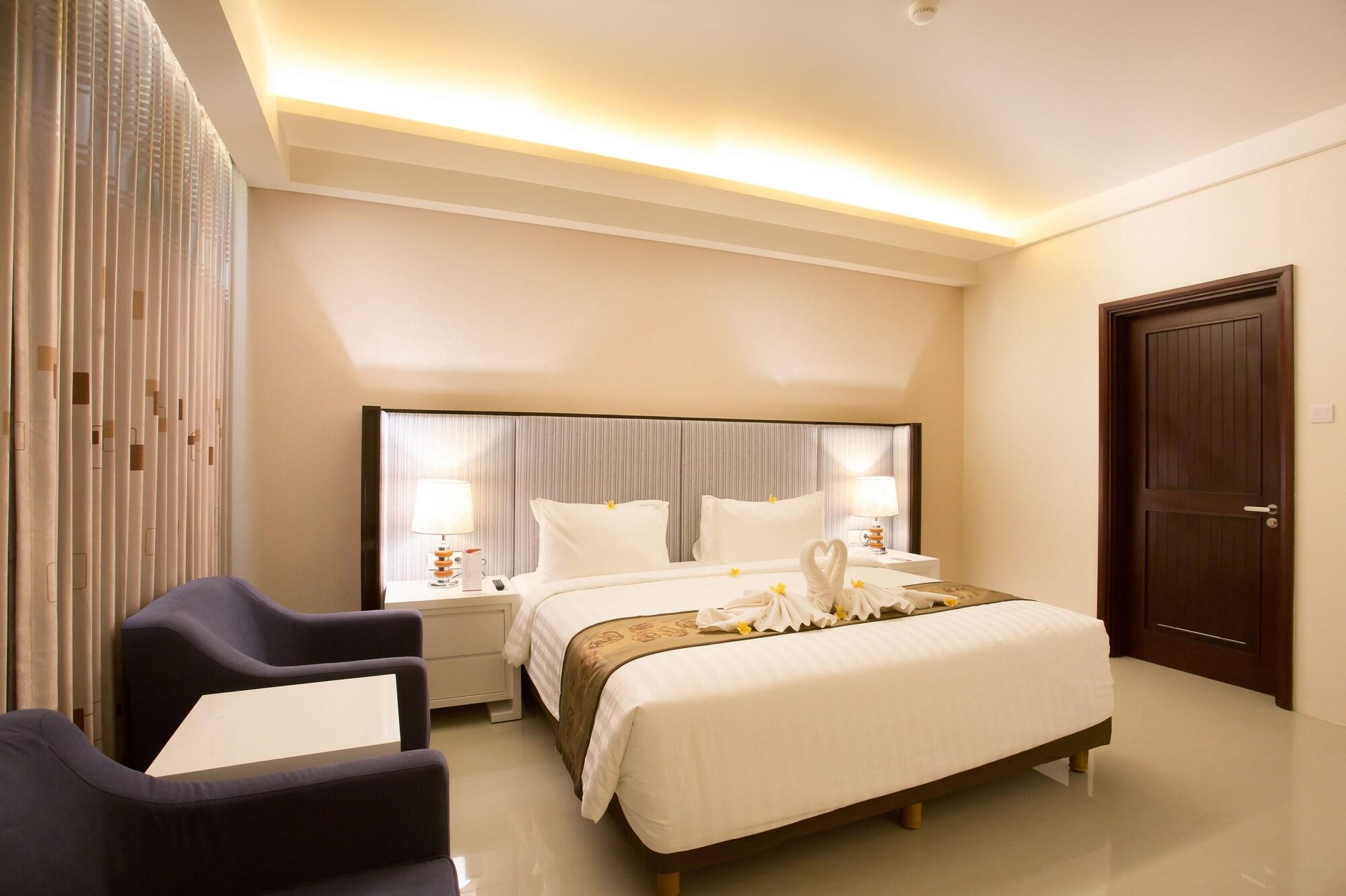 Golden Palace Hotel Lombok Mataram Esterno foto