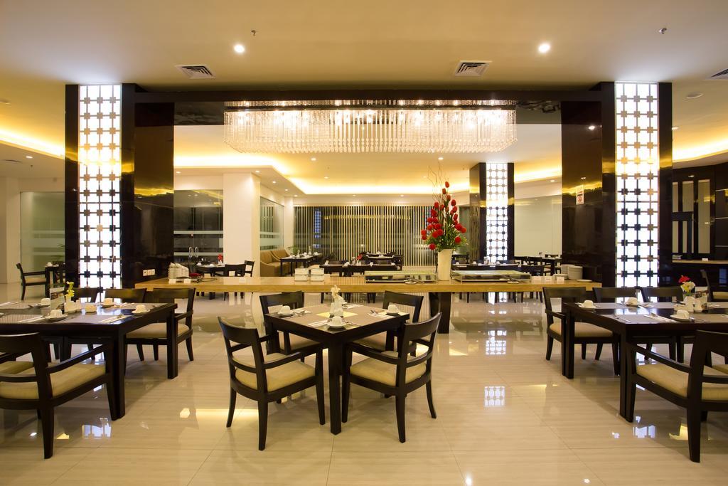 Golden Palace Hotel Lombok Mataram Esterno foto