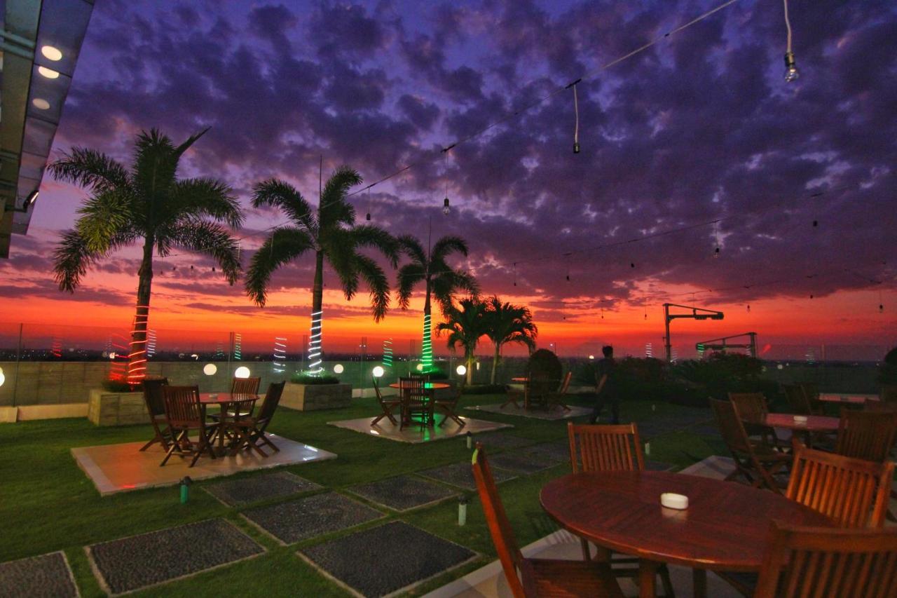 Golden Palace Hotel Lombok Mataram Esterno foto