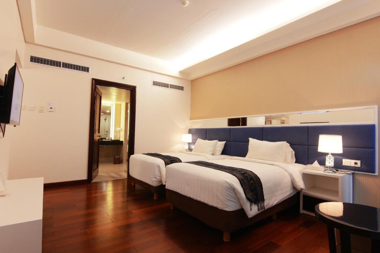 Golden Palace Hotel Lombok Mataram Esterno foto