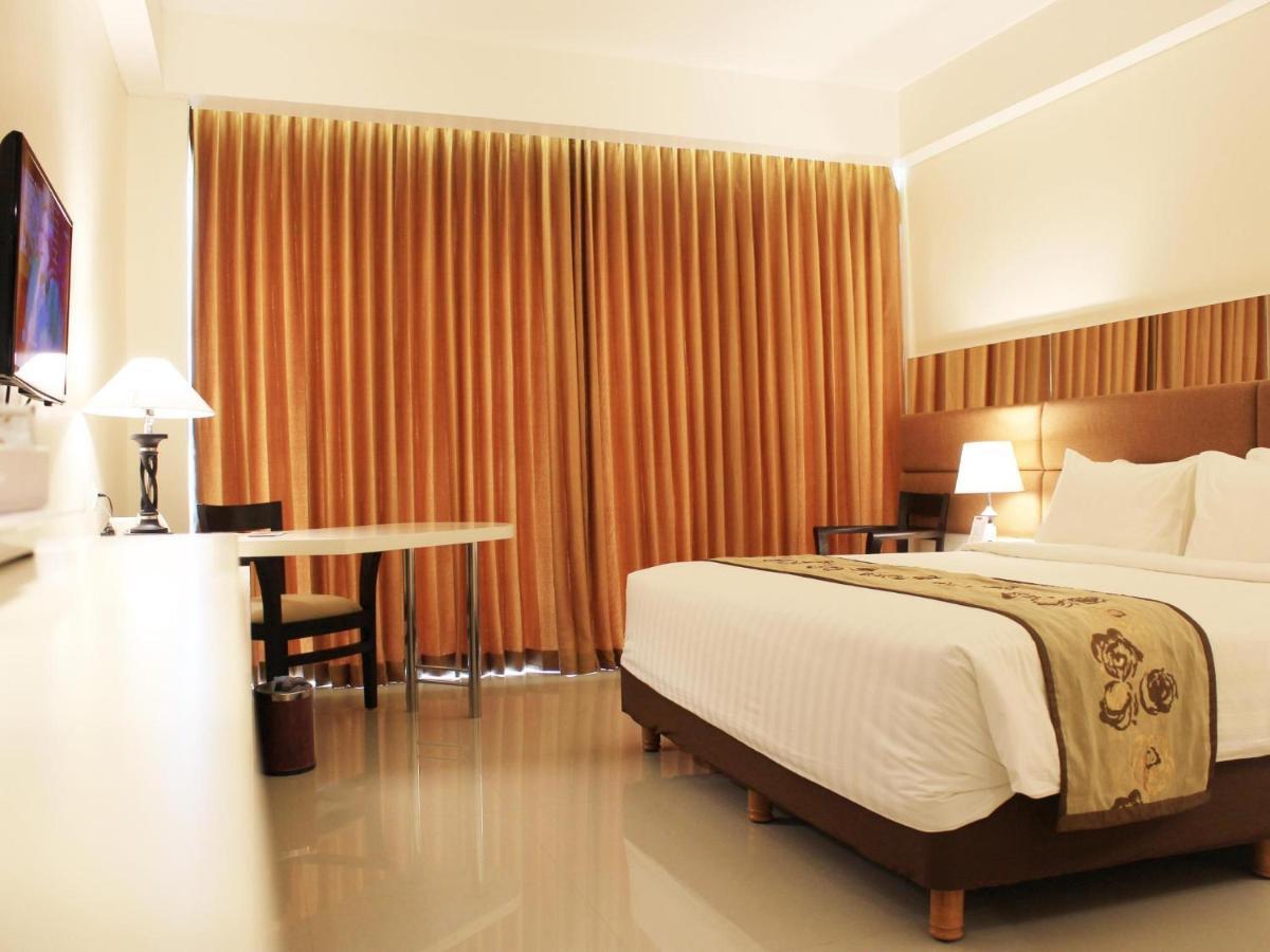 Golden Palace Hotel Lombok Mataram Esterno foto